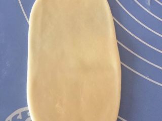 10、一口酥,醒好后在擀成牛舌状