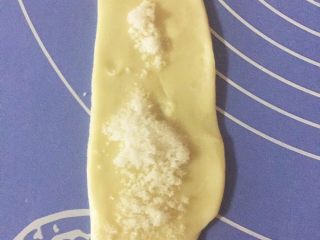 13、一口酥,醒好后取一份擀成牛舌状撒上白糖或葱粒或椒盐或果酱或豆沙等等
