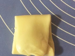 15、一口酥,再取一边对折