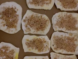 17、一口酥,表面刷蛋液洒满芝麻