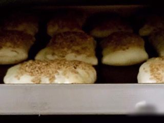 18、一口酥,烤箱220度预热10分钟，220度烤18分钟（根据自家的烤箱来调整温度）