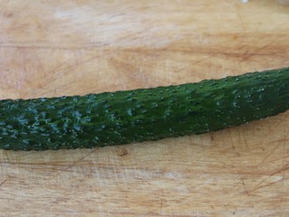 5、幸福便当~沙拉烤肉拌饭,黄瓜一根洗净