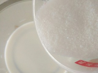 7、酸奶酪,接着加入全部砂糖。