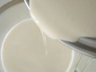 10、酸奶酪,然后加入称好的淡奶油。