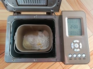 1、快手三明治,主配方中所有材料按照先液体后粉末的顺序放入面包桶,黄油和酵母各放面粉的一侧,启动面包机的标准面包程序