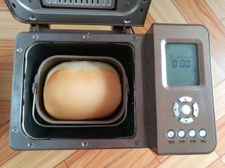 6、快手三明治,面包烤好以后立即取出,晾干水汽,手摸起来有余温的时候用保鲜袋装起来室温下保存