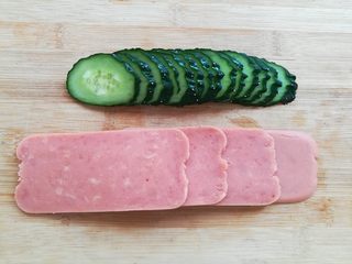 9、快手三明治,火腿肠切片,黄瓜切片