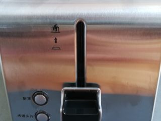 10、快手三明治,把2块面包片放入多士炉,选择一档模式按下开关