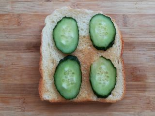 12、快手三明治,在面包片上放上几片黄瓜,多少随意