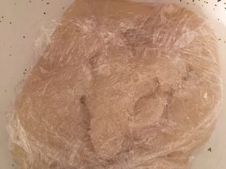 3、奥利奥雪媚娘,蒸熟后糯米团立马用保鲜包好静候15分钟