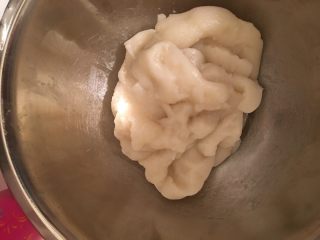 4、奥利奥雪媚娘,然后放入盆里，带上一次性手套用力揉，将油跟糯米团完全混合在一起，这样才可以使糯米团变得柔乱