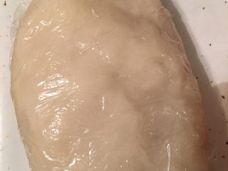 5、奥利奥雪媚娘,揉完后，再用保鲜膜包裹起来……待凉