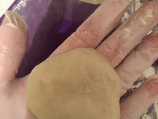 9、奥利奥雪媚娘,带上一次性手套沾点少量熟糯米粉，取40克糯米团放手心压扁