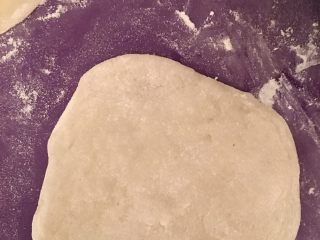 10、奥利奥雪媚娘,将面团用擀面杖一边擀一边拉，尽量把皮擀大些……如果觉得比较粘，可以沾一些炒熟糯米粉