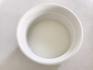 4、宝宝辅食：橘子酪&橘酪圆子,在玉米淀粉中，倒入50ml左右的温水/清水，用筷子搅拌调成水淀粉。