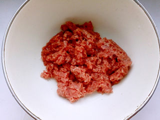 2、牛肉盒子,剁成肉馅。