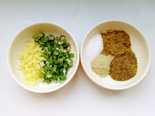 3、牛肉盒子,葱姜切碎，准备好调味料。