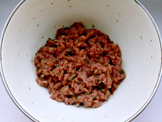 5、牛肉盒子,搅拌均匀。