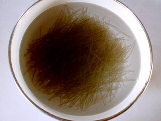 6、牛肉盒子,粉条清洗干净泡发。