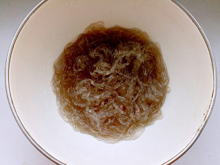 7、牛肉盒子,煮锅加水煮软粉条。