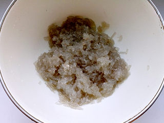 8、牛肉盒子,将煮软的粉条切碎备用。