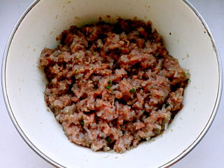 9、牛肉盒子,将切碎的粉条加入拌好的牛肉馅中，继续搅匀。