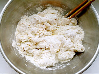 10、牛肉盒子,面粉加温水搅拌成絮状。
