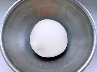 11、牛肉盒子,揉成光滑的面团，饧20分钟。