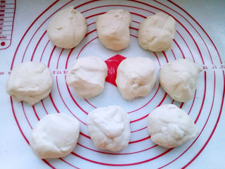 12、牛肉盒子,饧好的面团揪成剂子。