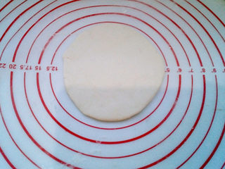 13、牛肉盒子,剂子压扁,用擀面杖擀成差不多有手掌大小的面皮。