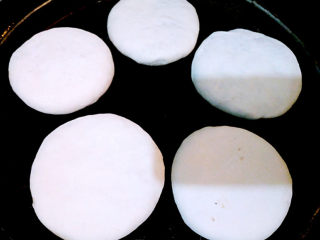 17、牛肉盒子,电饼铛放适量的油，放入饼坯。