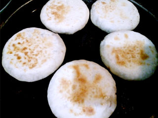 18、牛肉盒子,小火烙制两面金黄即可。