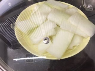 3、冬瓜马蹄爽,放锅里隔水蒸20分钟