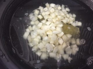 11、冬瓜马蹄爽,放入马蹄粒煮开后转小火煮30分钟