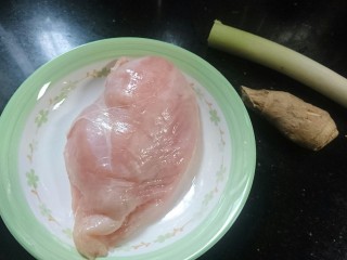 1、手撕鸡胸肉,准备好所需食材