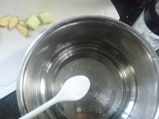 3、手撕鸡胸肉,锅里小勺盐