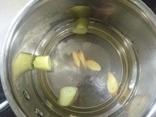 4、手撕鸡胸肉,加入姜片葱段