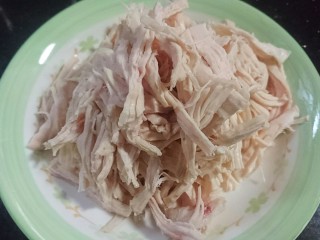 8、手撕鸡胸肉,顺着纹路撕成长条