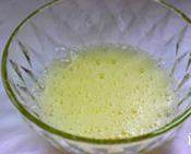 4、蔓越莓蛋糕卷,打蛋器打自蛋白成鱼眼状时候加入三分之一的白糖