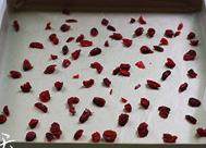 9、蔓越莓蛋糕卷,烤盘里铺上一张油纸,撒上适量的蔓越莓干