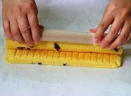 13、蔓越莓蛋糕卷,待凉后的蛋糕体利用擀面杖将其卷起