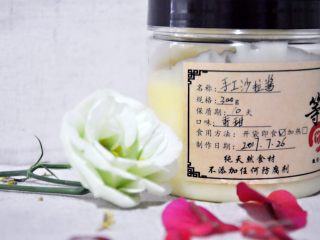 13、自制沙拉酱,将制作好的沙拉酱装入消毒过的瓶罐里，放入冰箱冷藏保存。食用之后的口感会比超市买的沙拉酱口感更好。