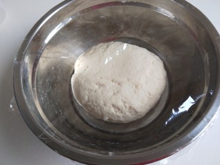 1、儿童小笼包  新文美食,面粉250克面粉加入2克酵母粉合成面团，一小时后发起。