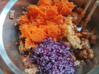 5、儿童小笼包  新文美食,猪肉馅加入葱姜末，十三香，酱油，香油，料酒，鸡精，搅拌均匀淹制入味，胡萝卜擦丝加入适量盐剁碎，挤出水分倒入盆中，洋葱剁碎放入盆中。