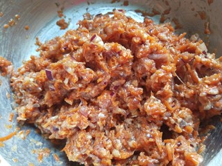 7、儿童小笼包  新文美食,把花椒油倒入盆中搅拌均匀即可。