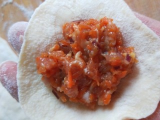 9、儿童小笼包  新文美食,放入馅料包成包子。