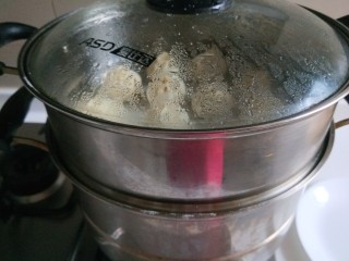 12、儿童小笼包  新文美食,冷水开锅蒸15分钟即可，关火后不要马上开锅盖，等两三分钟后打开，这样包子不会收缩。