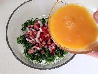 3、营养多彩烘蛋-偷懒也能做出好味道,加入搅拌均匀的鸡蛋液和少许橄榄油