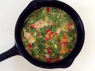 4、营养多彩烘蛋-偷懒也能做出好味道,把搅拌好的蛋液倒入