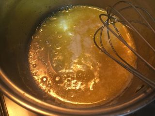 1、萨瓦林蛋糕,黄油40g小火加热融化至冒小小的泡离火。